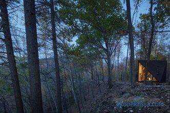 Kristalno oblikovana miniaturna hiša v gozdu Lansville
