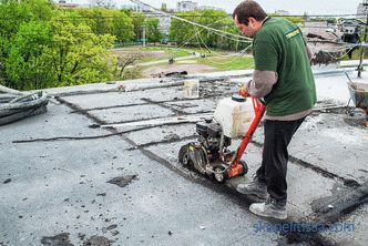 Demontaža rolo strehe, metode, značilnosti in procesne faze, kar vpliva na stroške demontaže strehe
